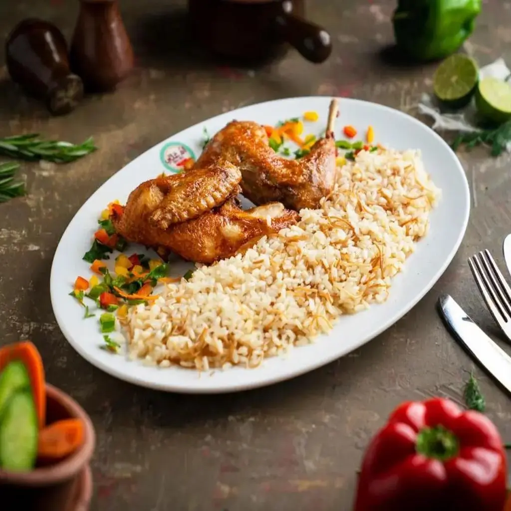 دجاج محمر مع الأرز والخضار